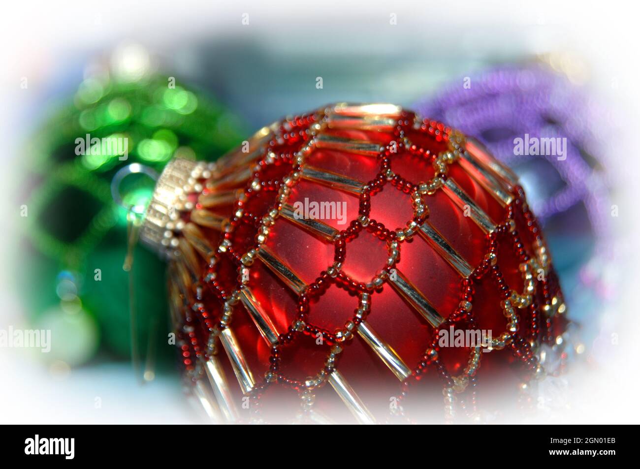 Weiches weißes Licht umgibt hausgemachte Weihnachtsschmuck. Perlen  schmücken rote und grüne Kugeln Stockfotografie - Alamy