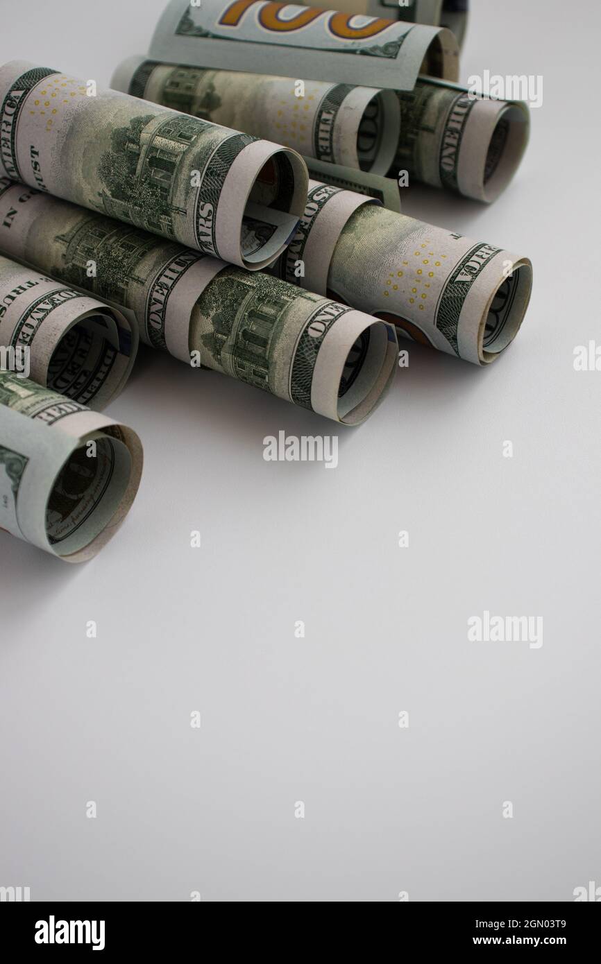 Rolled Dollars auf einem White mit Kopierplatz. Amerikanisches Geld. Stockfoto