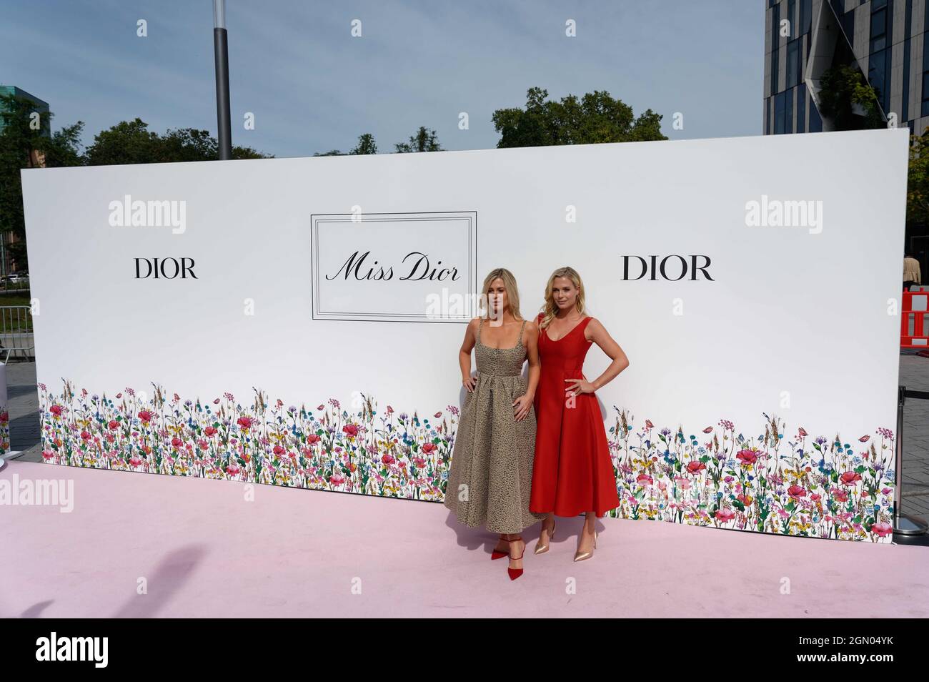 Düsseldorf, Deutschland. September 2021. Lady Eliza Spencer (r) und Lady Amelia Spencer kommen beim 'Miss Dior Millefiori Pop-up' in der Königsallee an. Quelle: Henning Kaiser/dpa/Alamy Live News Stockfoto