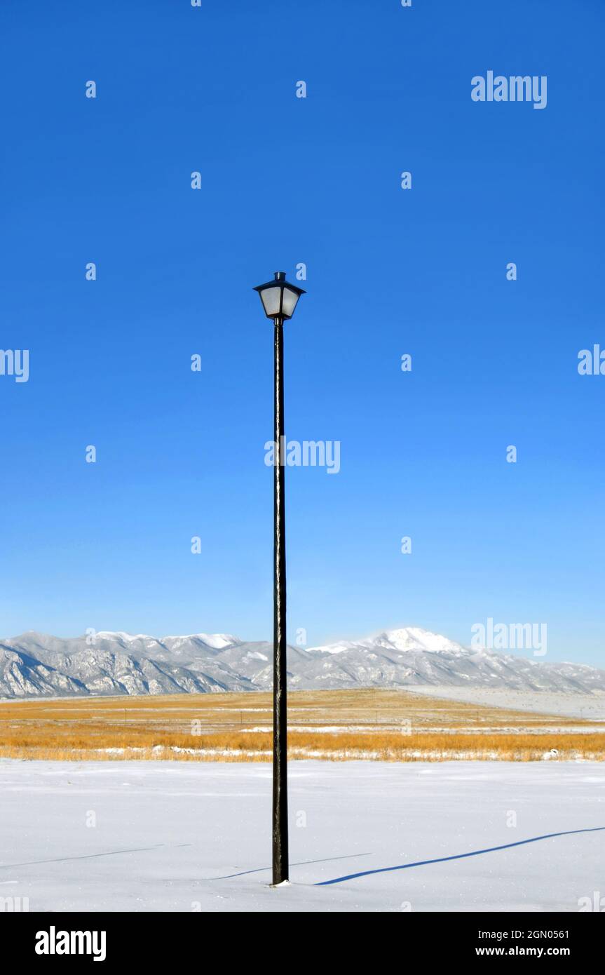 Extrem hohen Straßenleuchte dient als Nacht Sicherheit in Colorado Springs.  Lampe an der Spitze schwarz, Eisen-Pol.  Pole Fronten Pike's Peak und die Rocky-Mountain Stockfoto