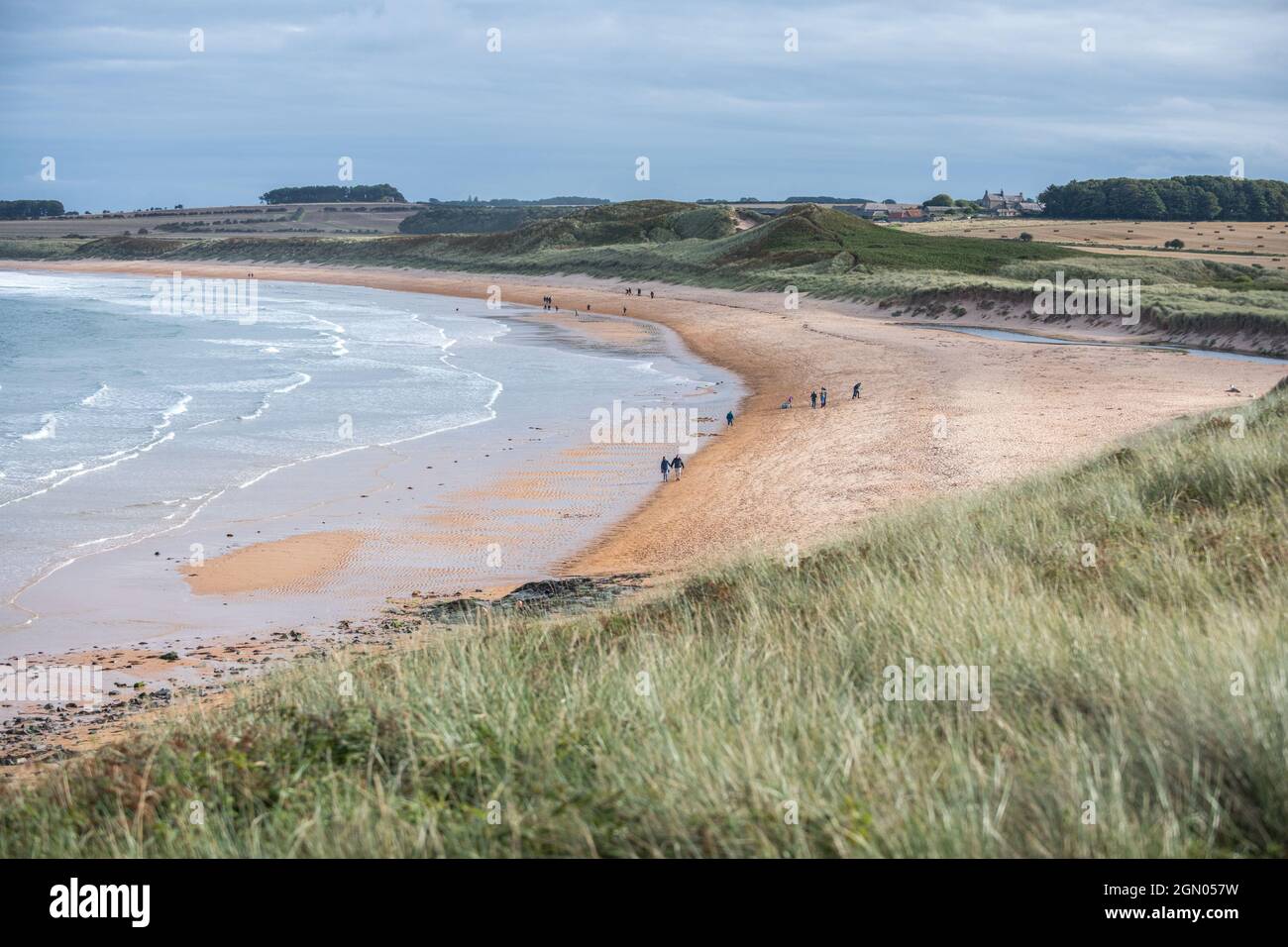 Besucher am Strand von Embleton Bay, Embleton, Northumberland, England, Großbritannien Stockfoto