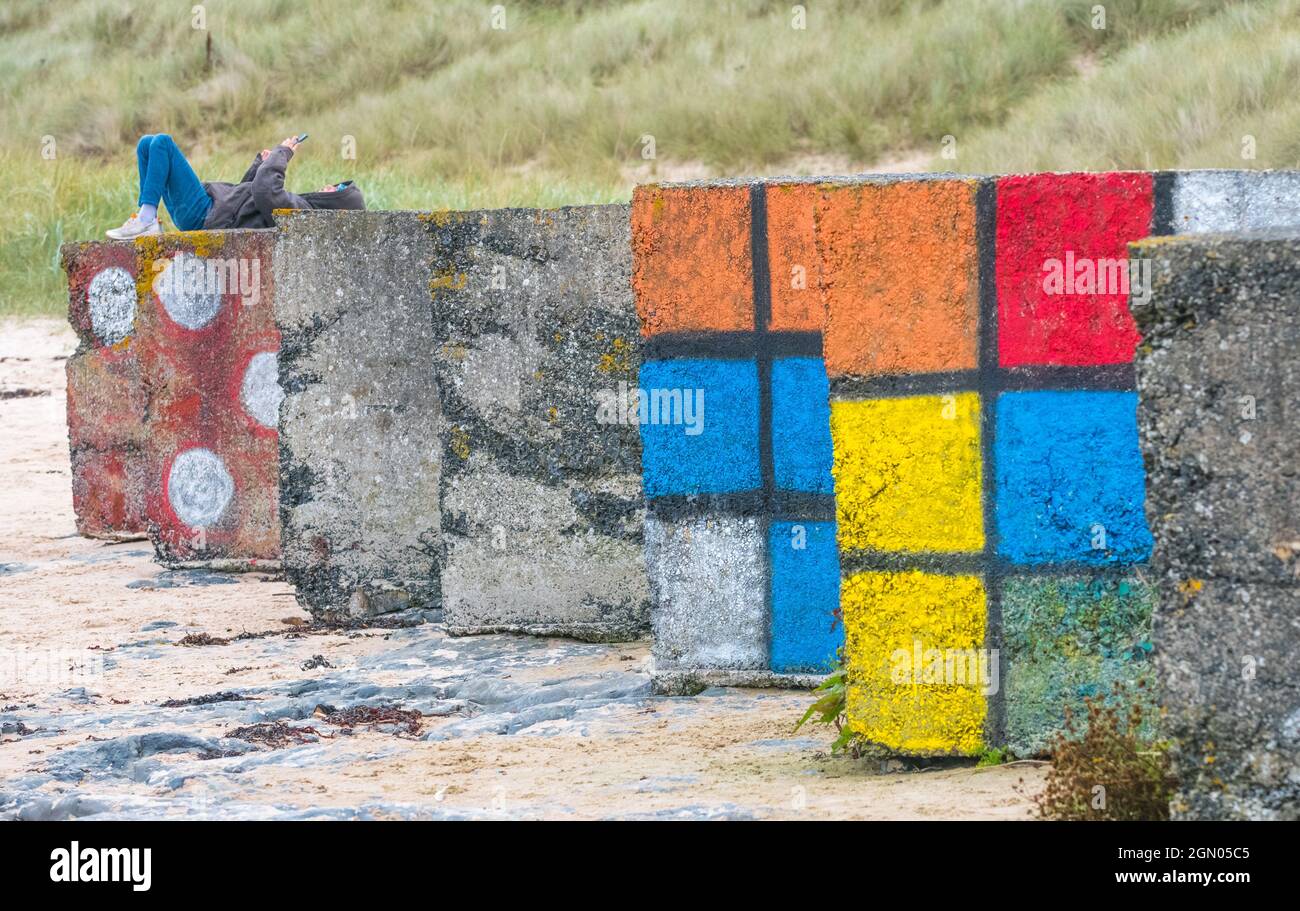 Große Betonblöcke, die als Panzerabwehr im zweiten Weltkrieg verwendet werden und als Würfel oder rubik-Würfel lackiert sind. Stockfoto