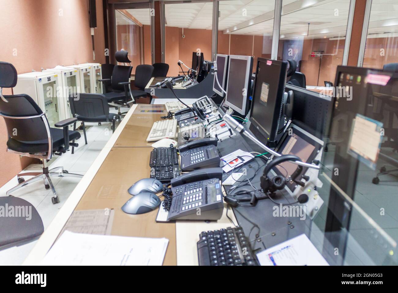 KOUROU, FRANZÖSISCH-GUAYANA - 4. AUGUST 2015: Kontrollzentrum der Vega-Rakete in Ariane Startbereich 3 Gebäude im Raumzentrum Guyanais (Raumfahrtzentrum Guayana) i Stockfoto