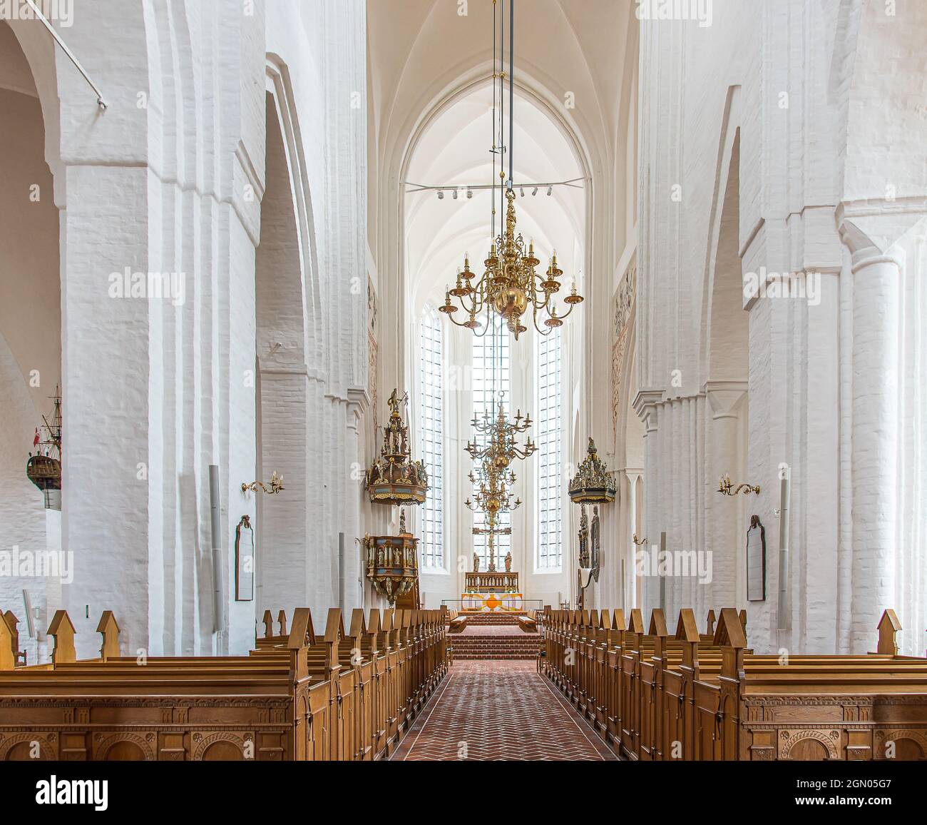 Das hohe und helle Kirchenschiff in der gotischen Kathedrale von Haderslev, Dänemark, 26. August 2021 Stockfoto