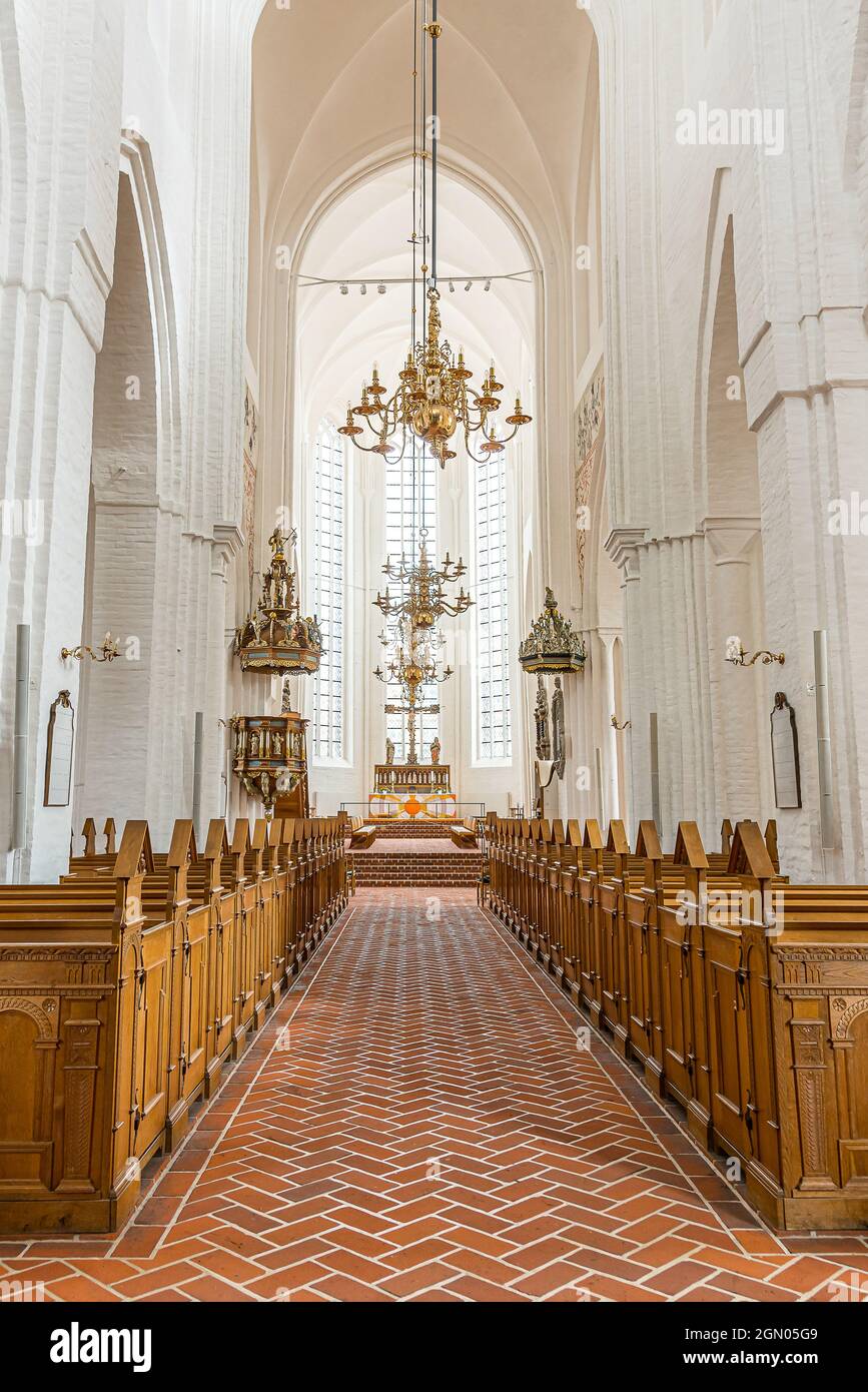 Das hohe und helle Kirchenschiff in der gotischen Kathedrale von Haderslev, Dänemark, 26. August 2021 Stockfoto