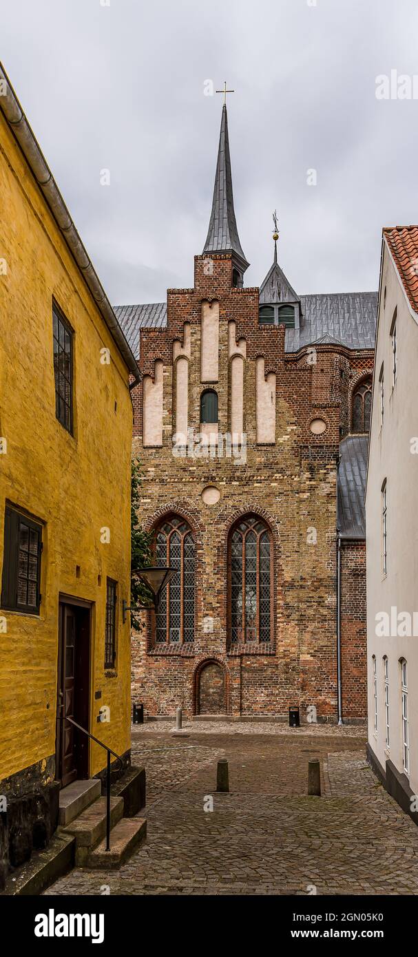 Schmale Straße leeds zur Haderslev-Kathedrale, Haderslev, Dänemark, 26. August 2021 Stockfoto