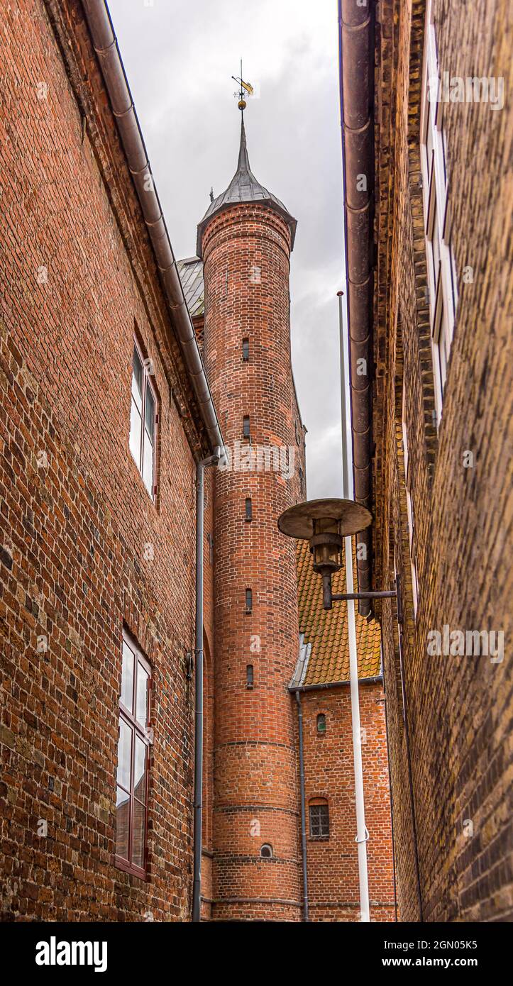 Der Turm der Haderslev-Kathedrale am Ende einer schmalen Gasse, Haderslev, Dänemark, 26. August 2021 Stockfoto