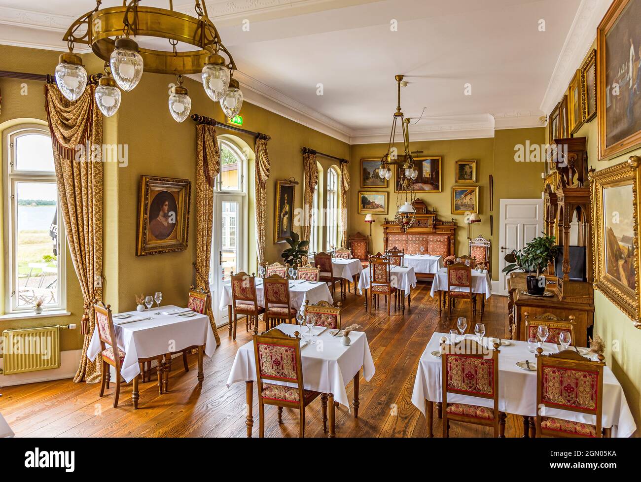 Gourmet-Restaurant mit exquisiten Empire-Möbeln im Aarøsund Seaside Hotel aus dem Jahr 1906, Aarosund, Dänemark, 27. August 2021 Stockfoto