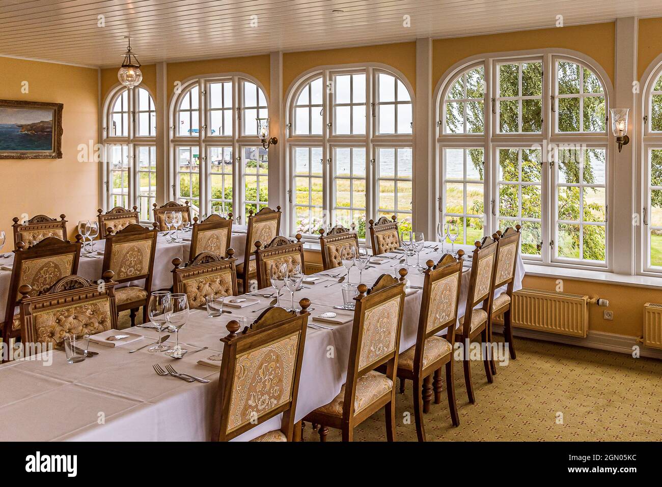 Gourmet-Restaurant mit exquisiten Empire-Möbeln und Blick auf den Strand im Aarøsund Seaside Hotel aus dem Jahr 1906, Aarosund, Dänemark, 27. August 2021 Stockfoto
