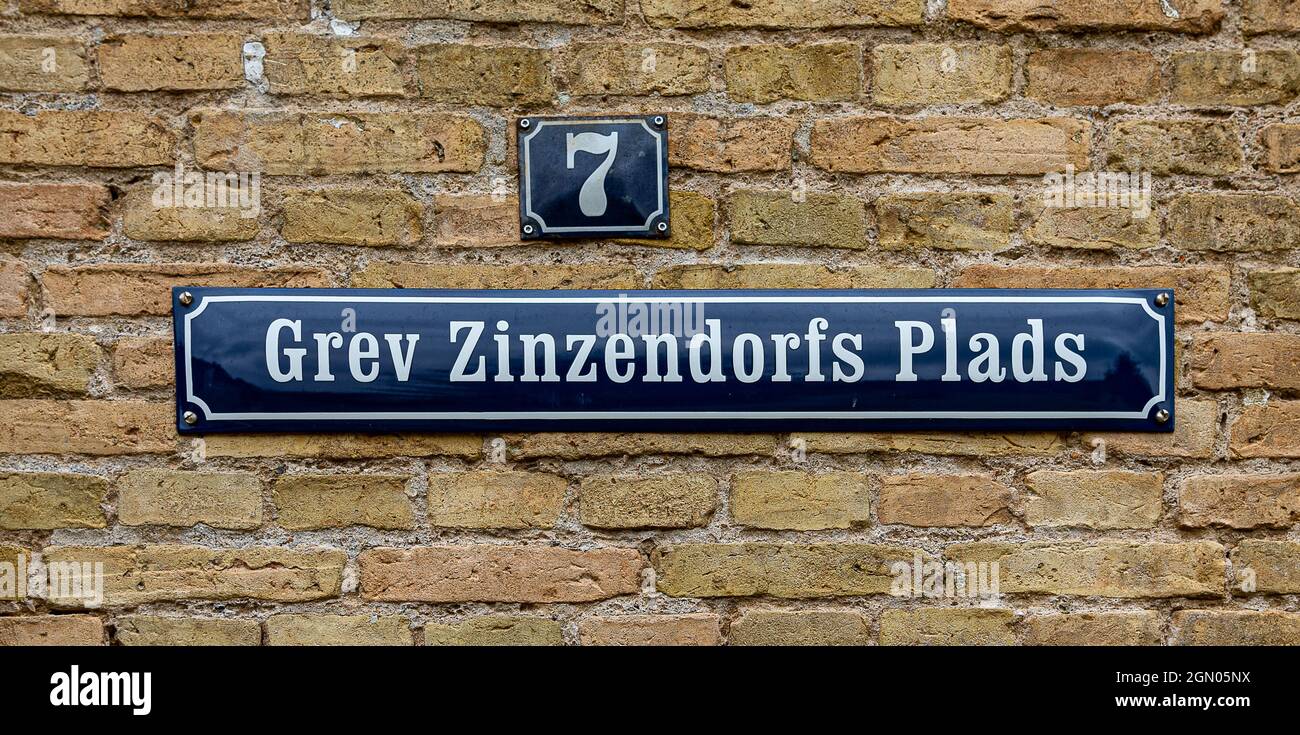 Blau-weißes Straßenschild von Grev Zinzendorfs Plads in der mährischen Gemeinde Christiansfeld, Dänemark, 26. August 2021 Stockfoto