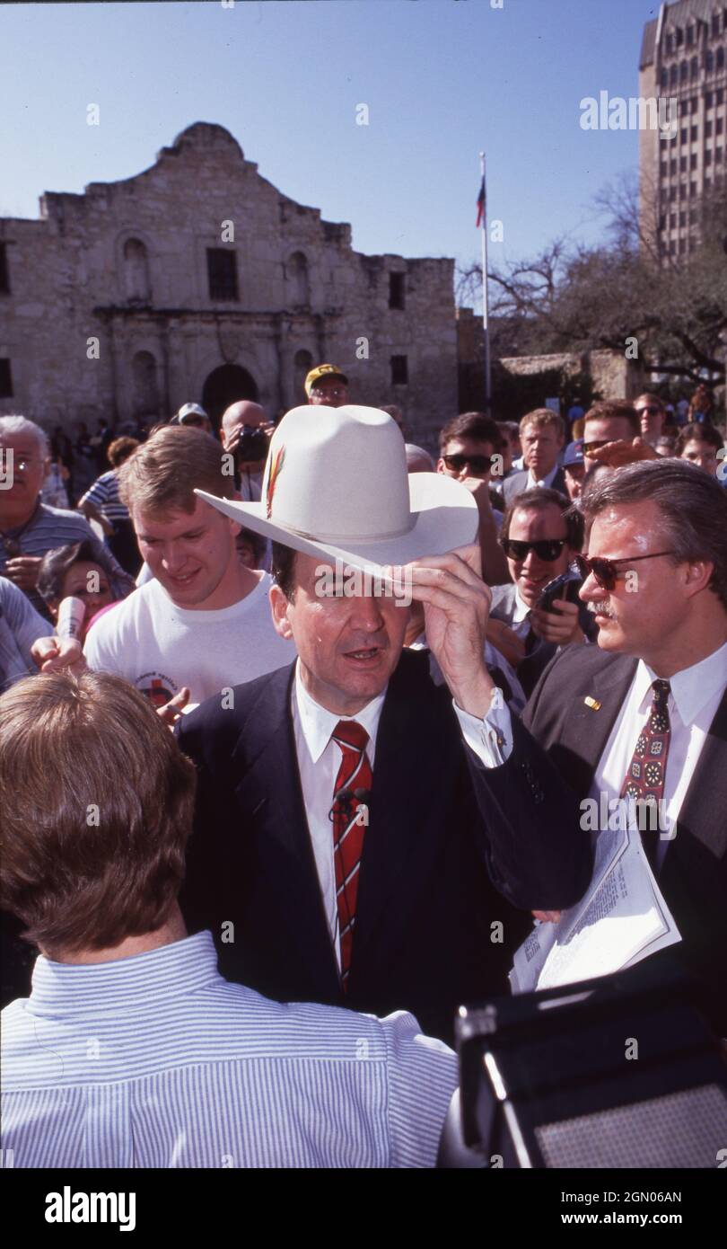 San Antonio Texas USA, 1992: Der konservative Kommentator Pat Buchanan besucht die Alamo in der Innenstadt während eines Wahlkampfstopps in seiner Präsidentschaftswahl. ©Bob Daemmrich Stockfoto