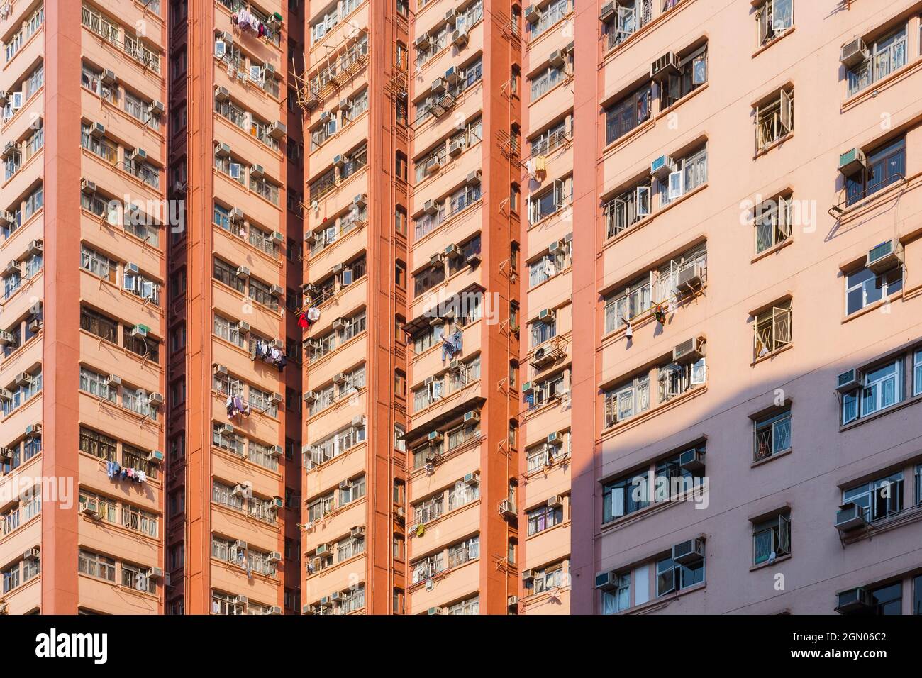 Nahaufnahme eines dicht besiedelten Wohnhauses in Hongkong, China Stockfoto