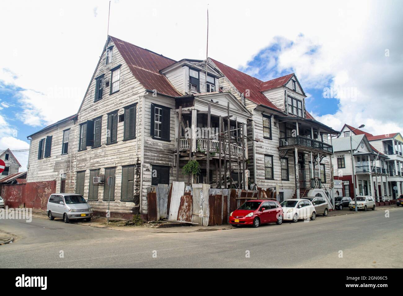 PARAMARIBO, SURINAME - 5. AUGUST 2015: Bau des Ministerium für Soziales und Wohnungswesen in Paramaribo, der Hauptstadt von Suriname. Stockfoto