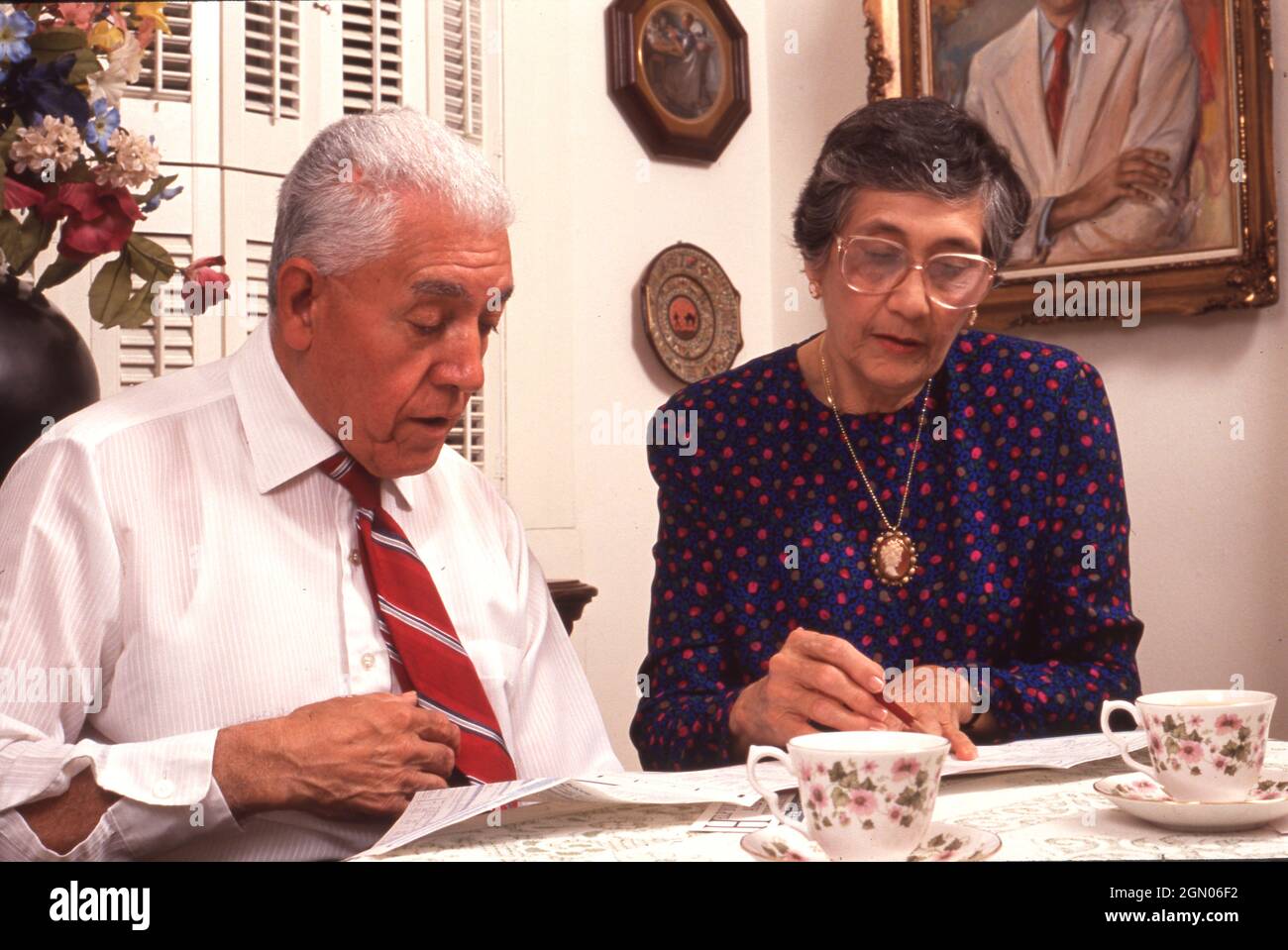 San Antonio Texas USA, 1990: Herr und Frau George Cisneros, Eltern des ehemaligen Bürgermeisters von San Antonio, Henry Cisneros, füllen ihre Volkszählungsformulare für 1990 aus. ©Bob Daemmrich Stockfoto