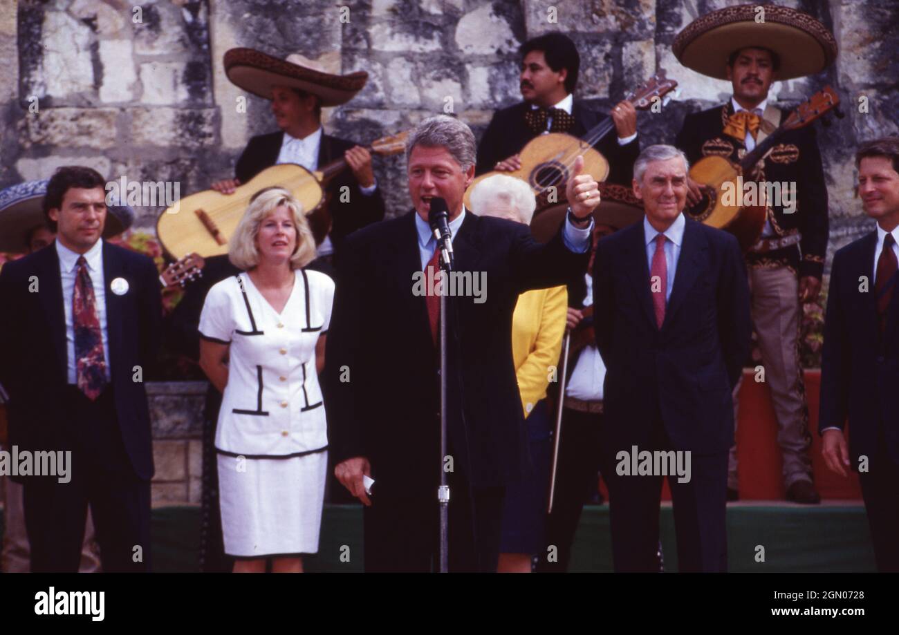 San Antonio Texas USA, 1992: Gouverneur von Arkansas BILL CLINTON wirbt mit Tipper Gore (in weißem Kleid) für den Präsidenten während einer Veranstaltung am Riverwalk. ©Bob Daemmrich Stockfoto