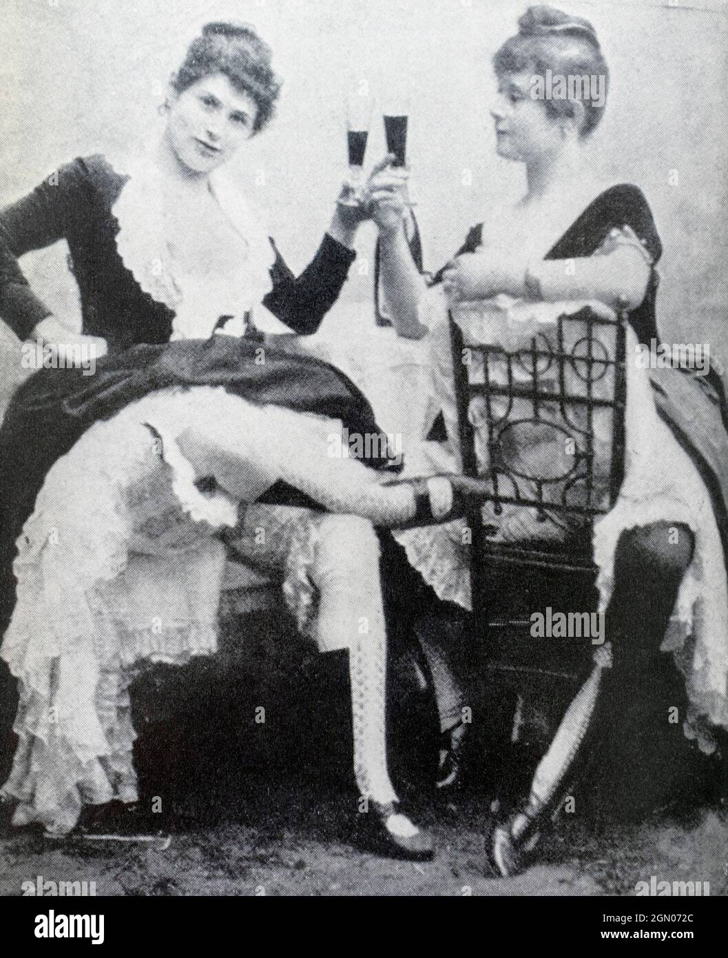 Grille d'Egout (links) und La Goulue. La Goulue, Bühnenname für Louise Weber, 1866 - 1929, französische Can-Can-Tänzerin im Moulin Rouge, die in Toulouse-Lautrecs Porträts und Postern zu sehen war. Sie war bekannt als die Königin von Montmartre. Stockfoto