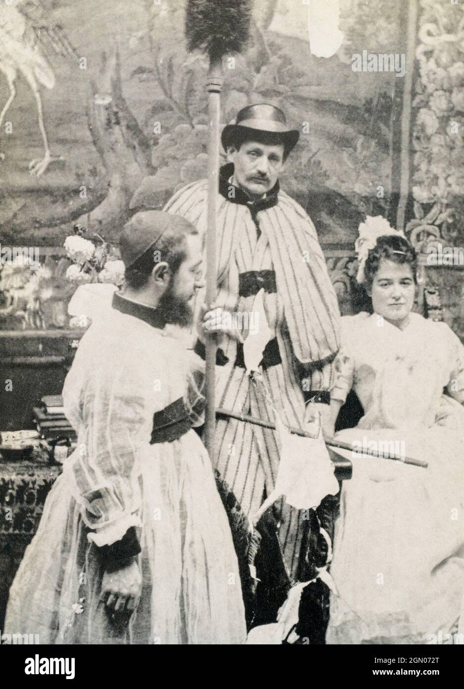 Toulouse-Lautrec, links, gekleidet als Chorknabe für eine Veranstaltung im Moulin Rouge im Jahr 1894. Nach einer Fotografie des französischen Fotografen Maurice Guibert, 1856 - 1922, ein Freund von Toulouse-Lautrec. Henri Toulouse-Lautrec, 1864 - 1901, französischer Künstler nach dem Impressionismus. Stockfoto