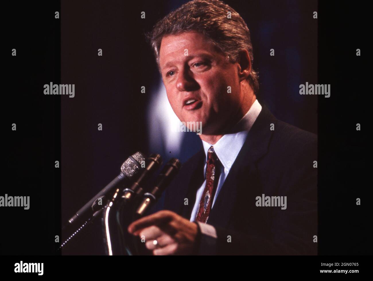 San Antonio Texas USA, 1992: Der demokratische Präsidentschaftskandidat BILL CLINTON hält eine Wahlkampfrede vor einer riesigen texanischen Flagge. ©Bob Daemmrich Stockfoto