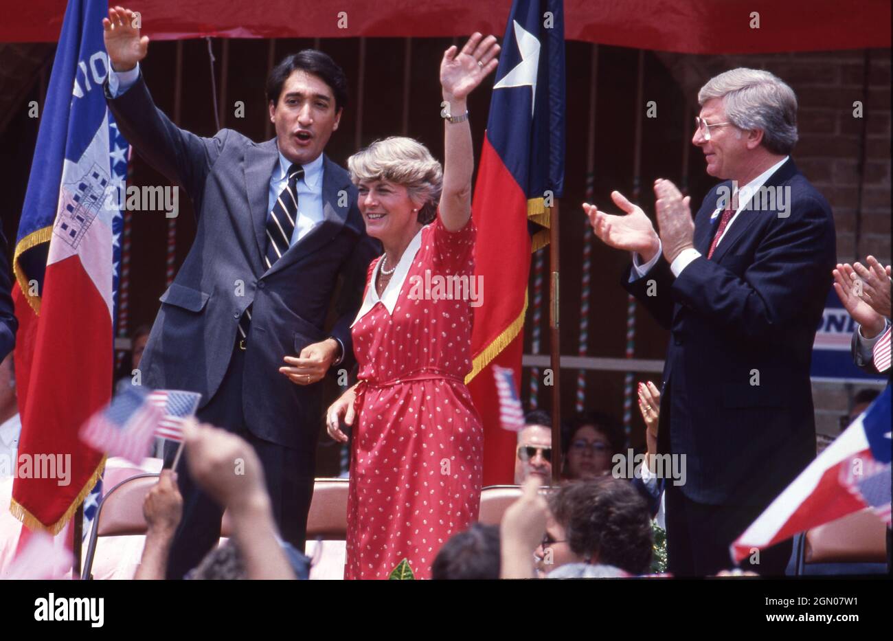 San Antonio Texas USA, 1984: Die demokratische Vizepräsidentialkandidatin Geraldine Ferraro winkt während einer Wahlkampfkundgebung auf dem Marktplatz zu den Unterstützern. Ferraro ist die erste Frau, die als Vizepräsidentin einer großen Partei in der amerikanischen Politik nominiert wurde. Flankiert wird sie von den Demokraten Henry Cisneros, dem Bürgermeister von San Antonio A (links) und Texas Gov. Mark White (Weiß) (rechts). ©Bob Daemmrich Stockfoto