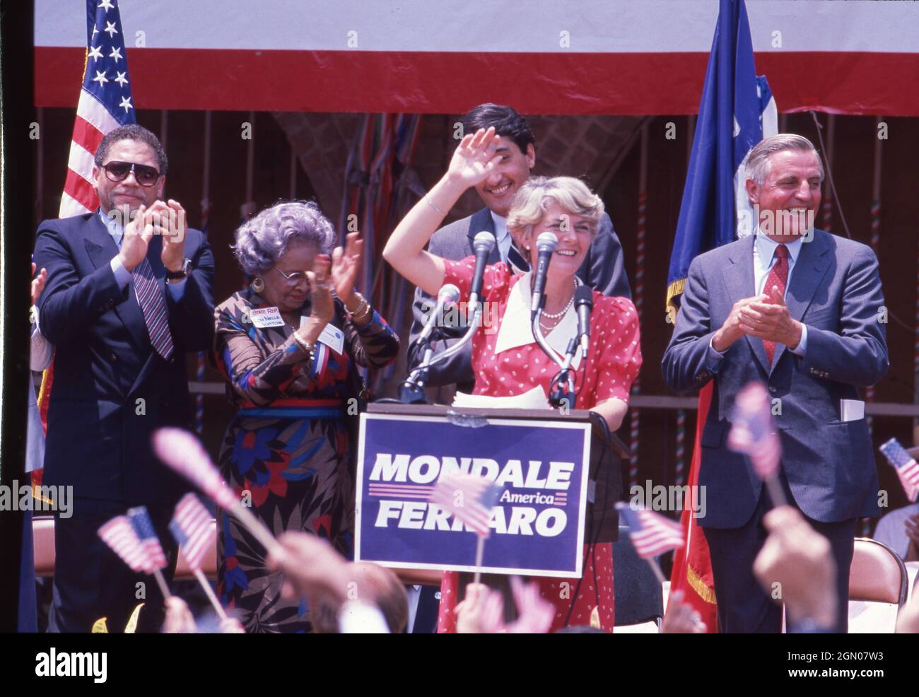 San Antonio Texas USA, 1984: Geraldine Ferraro, die demokratische Vizepräsidentin einer großen Partei in der amerikanischen Politik, winkt während einer Wahlkampfveranstaltung auf dem Marktplatz zu den Unterstützern. Ihr Laufkollege, Präsidentschaftskandidat Walter Mondale, steht auf der rechten Seite. ©Bob Daemmrich Stockfoto