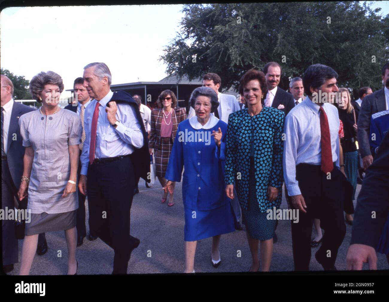 Stonewall Texas USA,1988: Der demokratische Präsidentschaftskandidat Michael Dukakis und der stellvertretende Präsidentschaftskandidat Lloyd Bentsen aus Texas und ihre Frauen besuchen die LBJ Ranch, um auf dem Wahlkampfweg den Segen der ehemaligen First Lady Bird Johnson zu erhalten. ©Bob Daemmrich Stockfoto