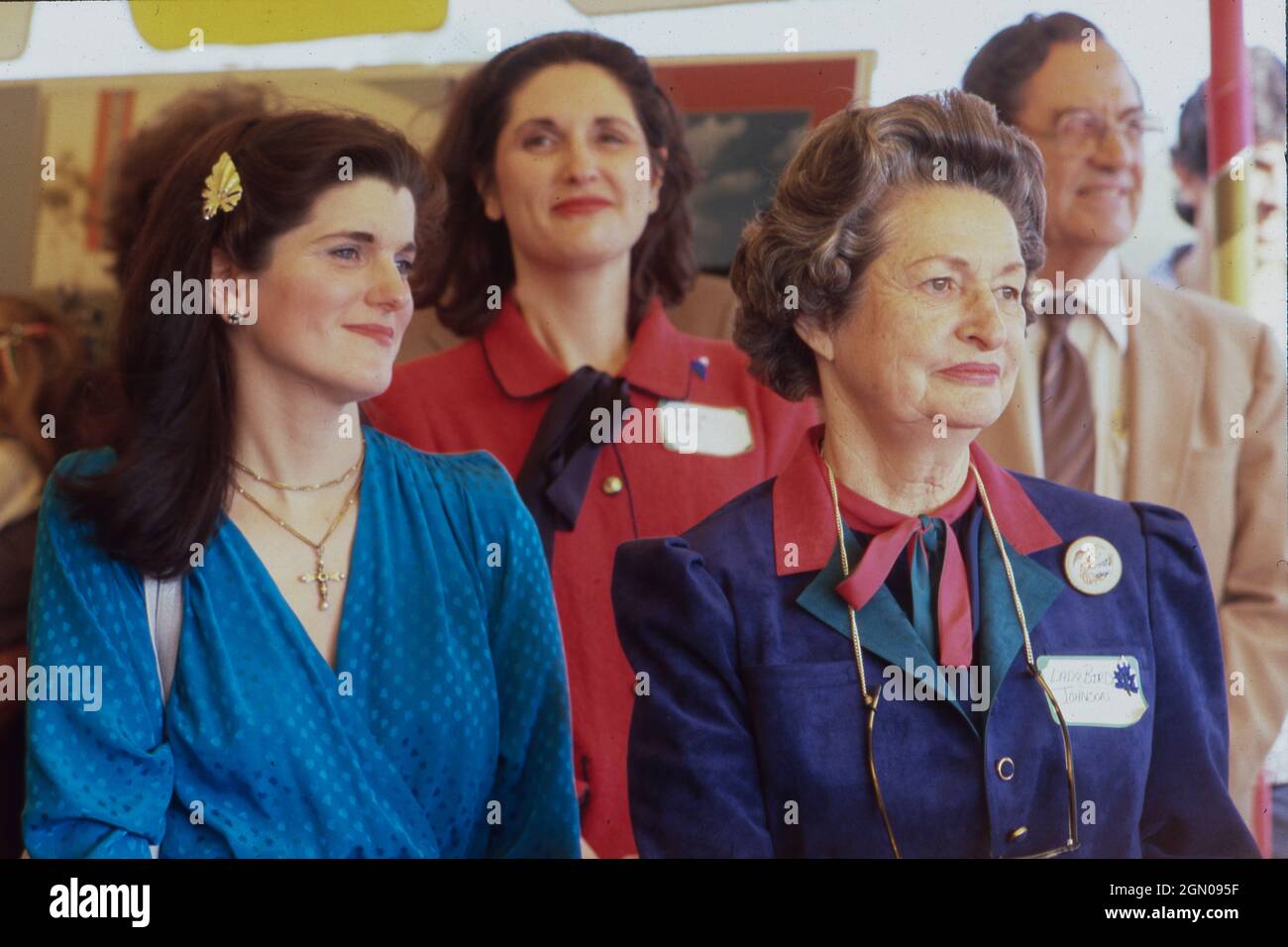 Austin Texas USA, 22. Dezember 1982: Die Witwe von Präs. Lyndon Johnson, Lady Bird Johnson, steht mit ihren Töchtern Luci, links, und Lynda, Mitte, bei der Einweihungsfeier des Wildflower Center. Der Kongressabgeordnete Jake Pickle steht ganz rechts. ©Bob Daemmrich Stockfoto