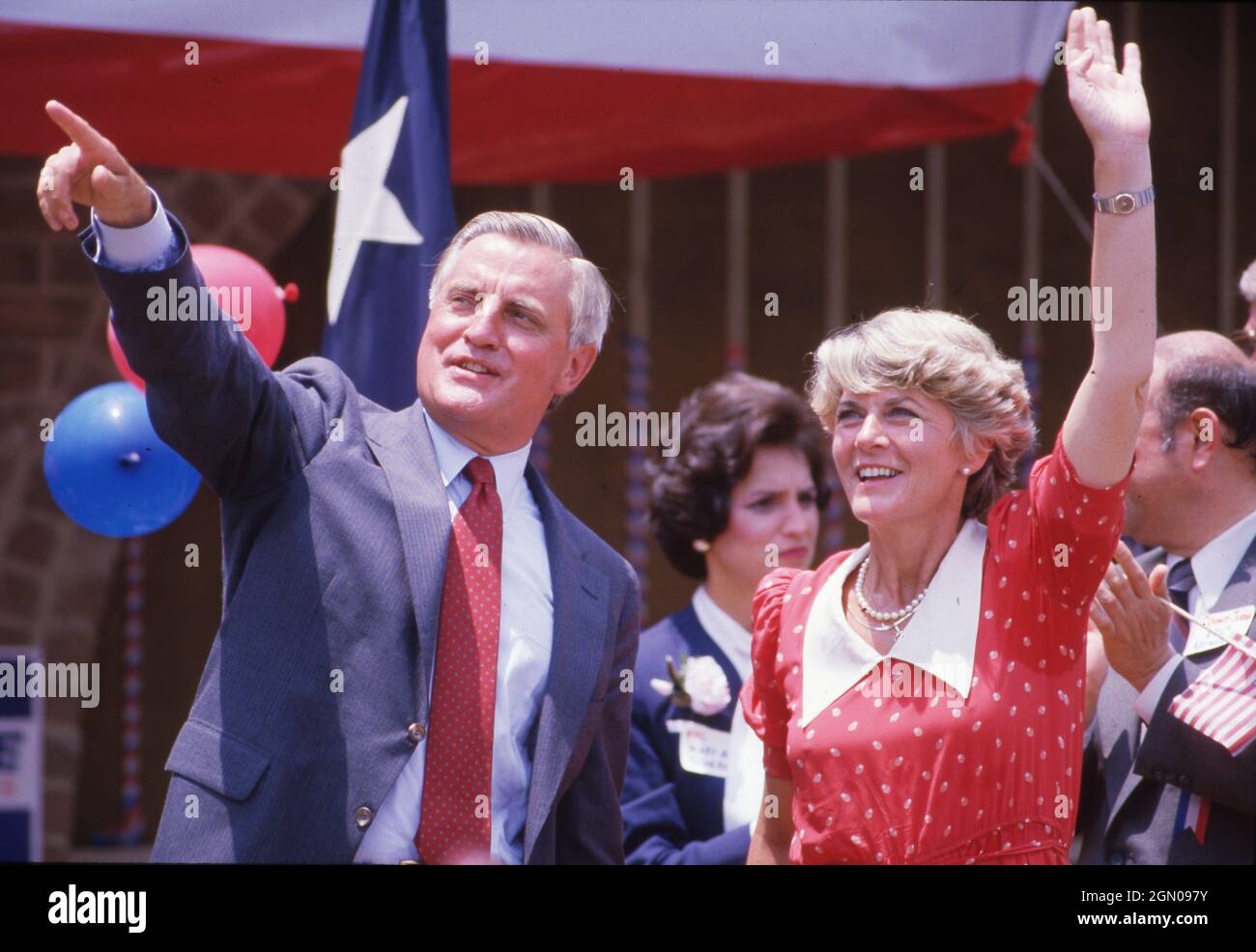 San Antonio Texas USA, 1984: Die demokratische Vizepräsidentialkandidatin Geraldine Ferraro winkt während einer Wahlkampfkundgebung auf dem Marktplatz zu den Unterstützern. Ferraro ist die erste Frau, die als Vizepräsidentin einer großen Partei in der amerikanischen Politik nominiert wurde. ©Bob Daemmrich Stockfoto
