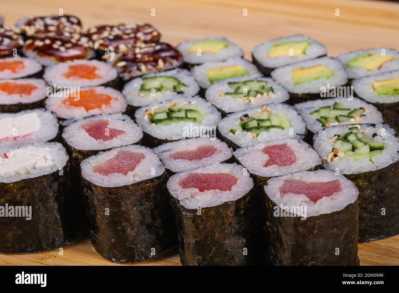 Japanische Küche – Kappa Maki mit Fisch Stockfotografie - Alamy
