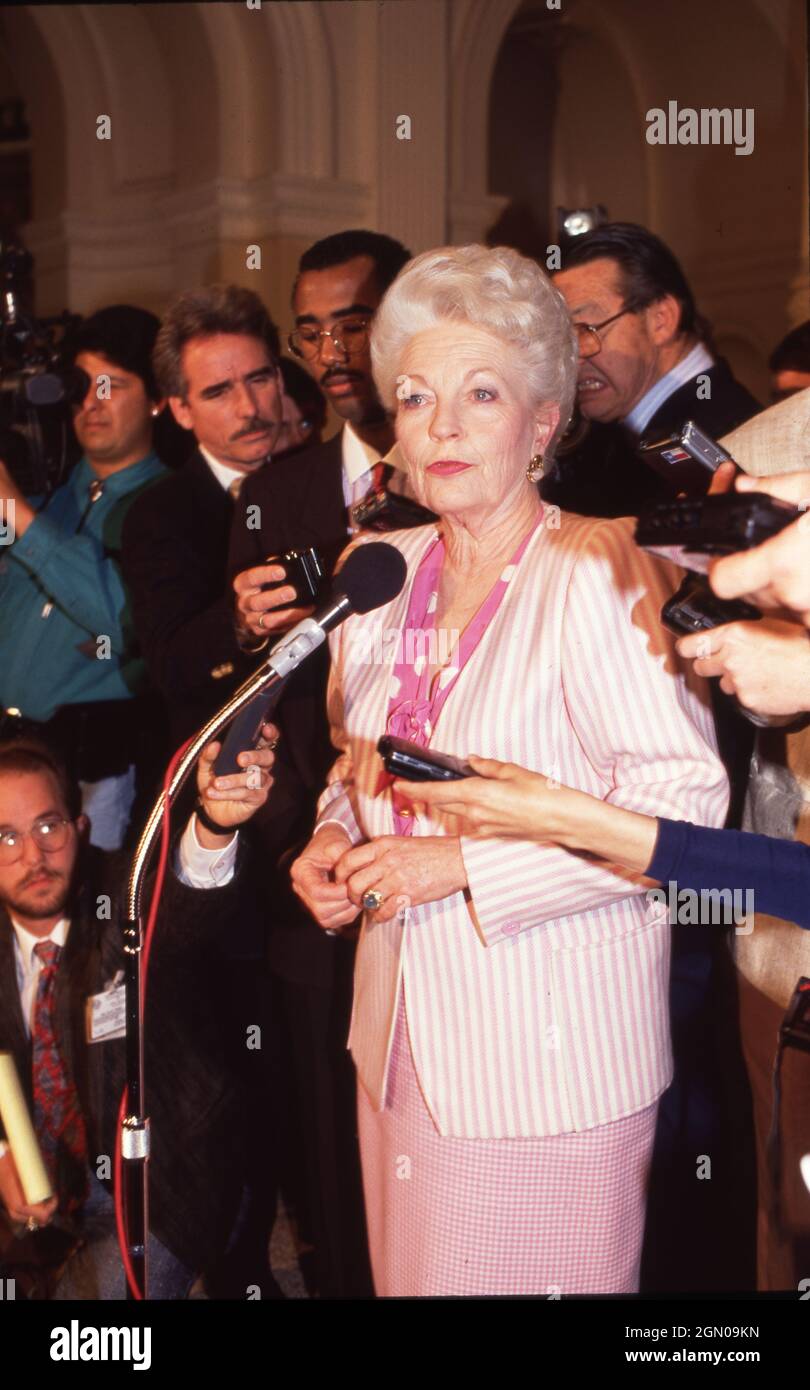 Austin Texas USA, um 1993: Die Gouverneurin von Texas, ANN RICHARDS, spricht während einer Pressekonferenz mit den Medien. ©Bob Daemmrich Stockfoto