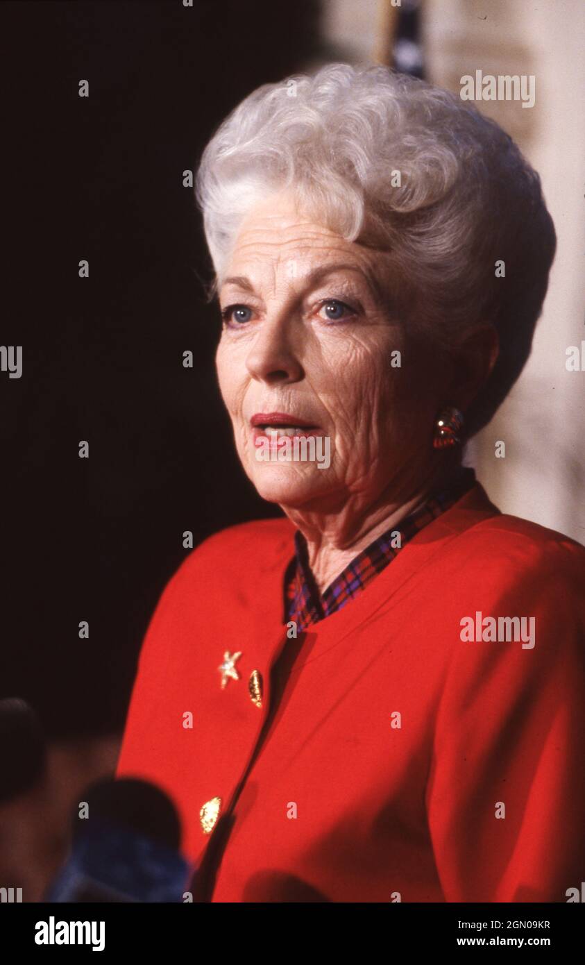 Austin Texas USA, um 1993: Die Gouverneurin von Texas, ANN RICHARDS, spricht während einer Pressekonferenz mit den Medien. ©Bob Daemmrich Stockfoto
