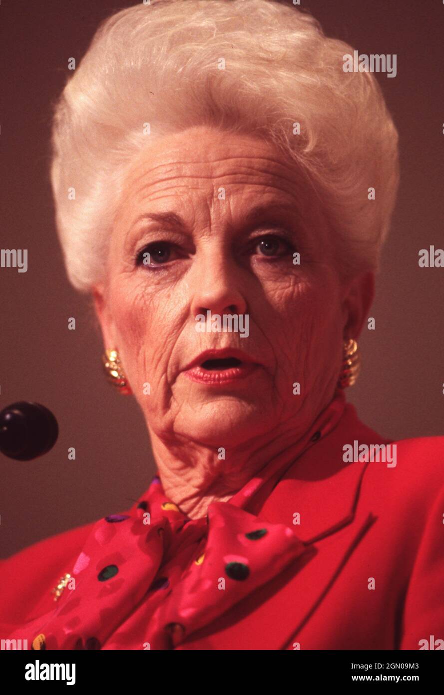 Austin Texas USA, um 1993: Die Gouverneurin von Texas, ANN RICHARDS, spricht während einer Pressekonferenz mit den Medien. ©Bob Daemmrich Stockfoto