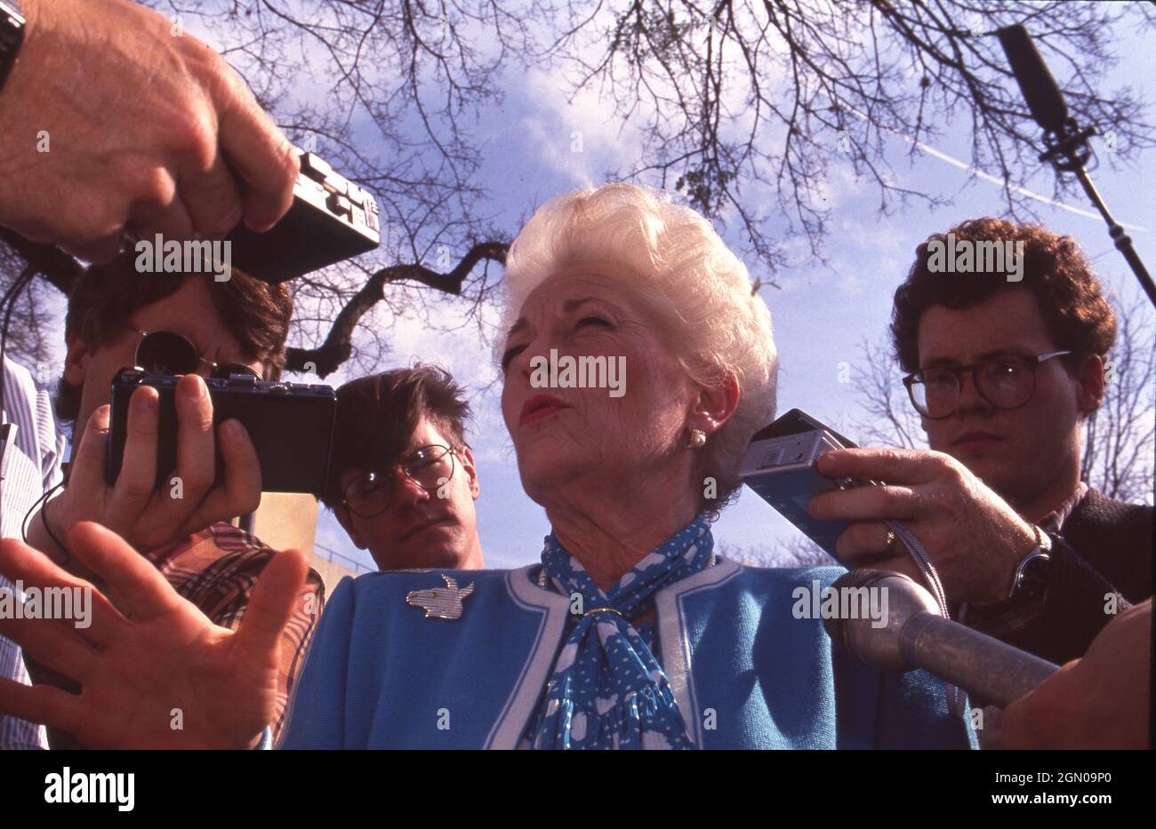Austin Texas USA, um 1993: Die Gouverneurin von Texas, ANN RICHARDS, spricht während einer Pressekonferenz mit den Medien. ©Bob Daemmrich Stockfoto