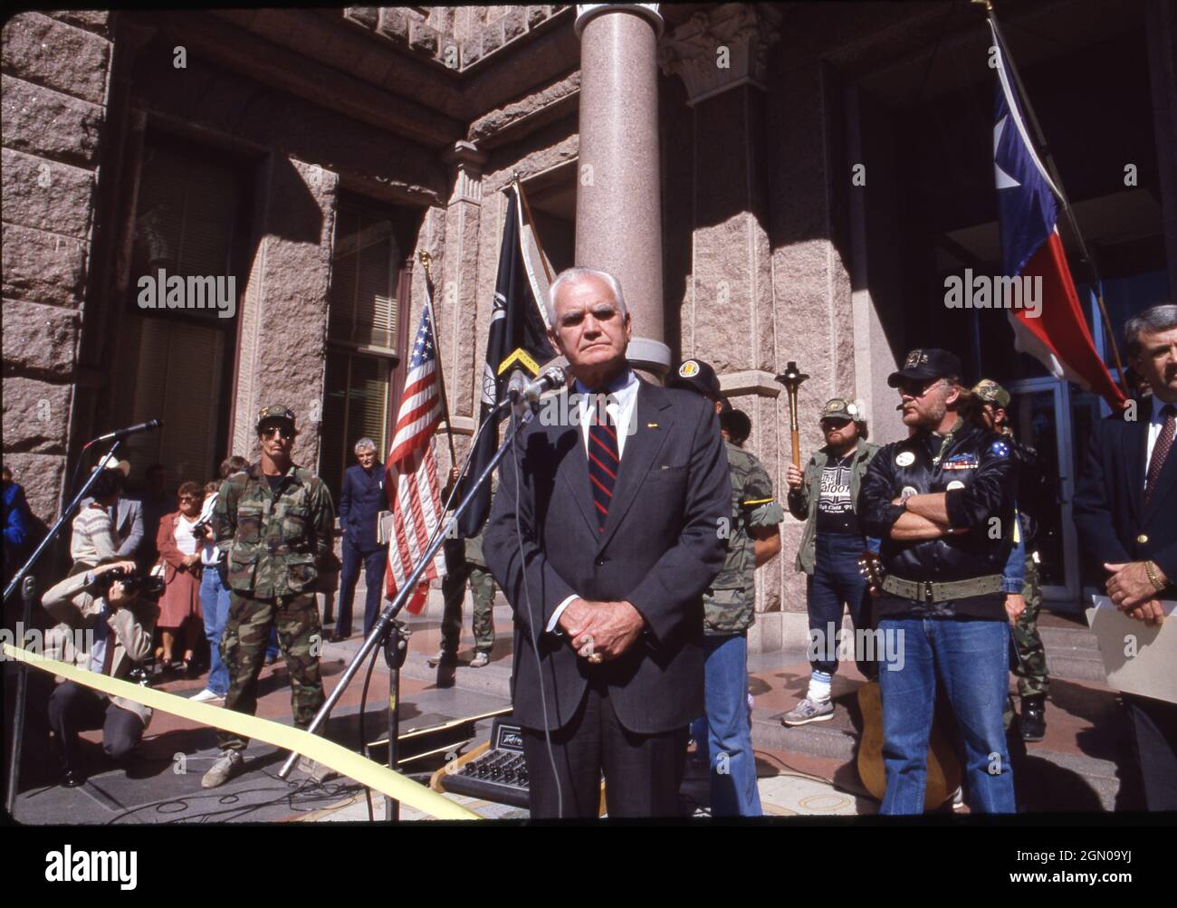 Austin Texas USA, um 1991: General William WESTMORELAND, pensionierter General, von 1964 bis 1968 Kommandant der US-Streitkräfte in Vietnam, besucht mit Veteranen während eines Auftritts im Texas Capitol am Veterans Day. ©Bob Daemmrich Stockfoto