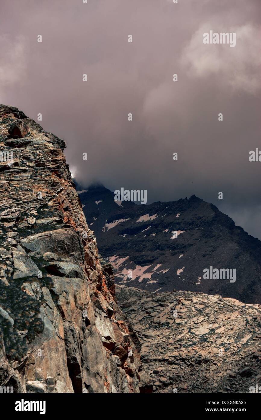 Vertikale Aufnahme des Grand Paradis in den Graian Alpen in Italien, umhüllt von Wolken Stockfoto