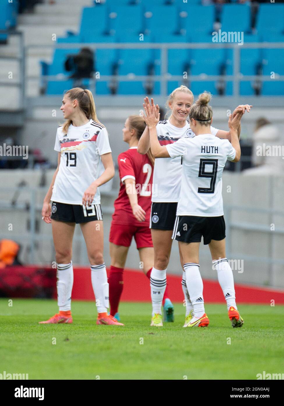 Lea Schüller 7 (Deutschland) und Svenja Huth 9 (Deutschland) feiern den 4-1  während des Frauen-WM-Qualifikationsspiels zwischen Deutschland und Serbien  im Gellerstadion in Chemnitz Stockfotografie - Alamy