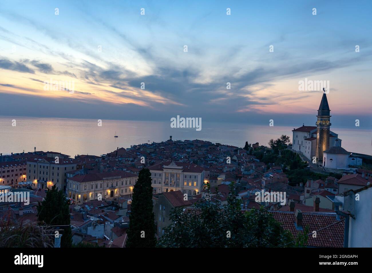 Atemberaubende Aussicht auf den Sonnenuntergang von oben in Piran Slowenien Stockfoto