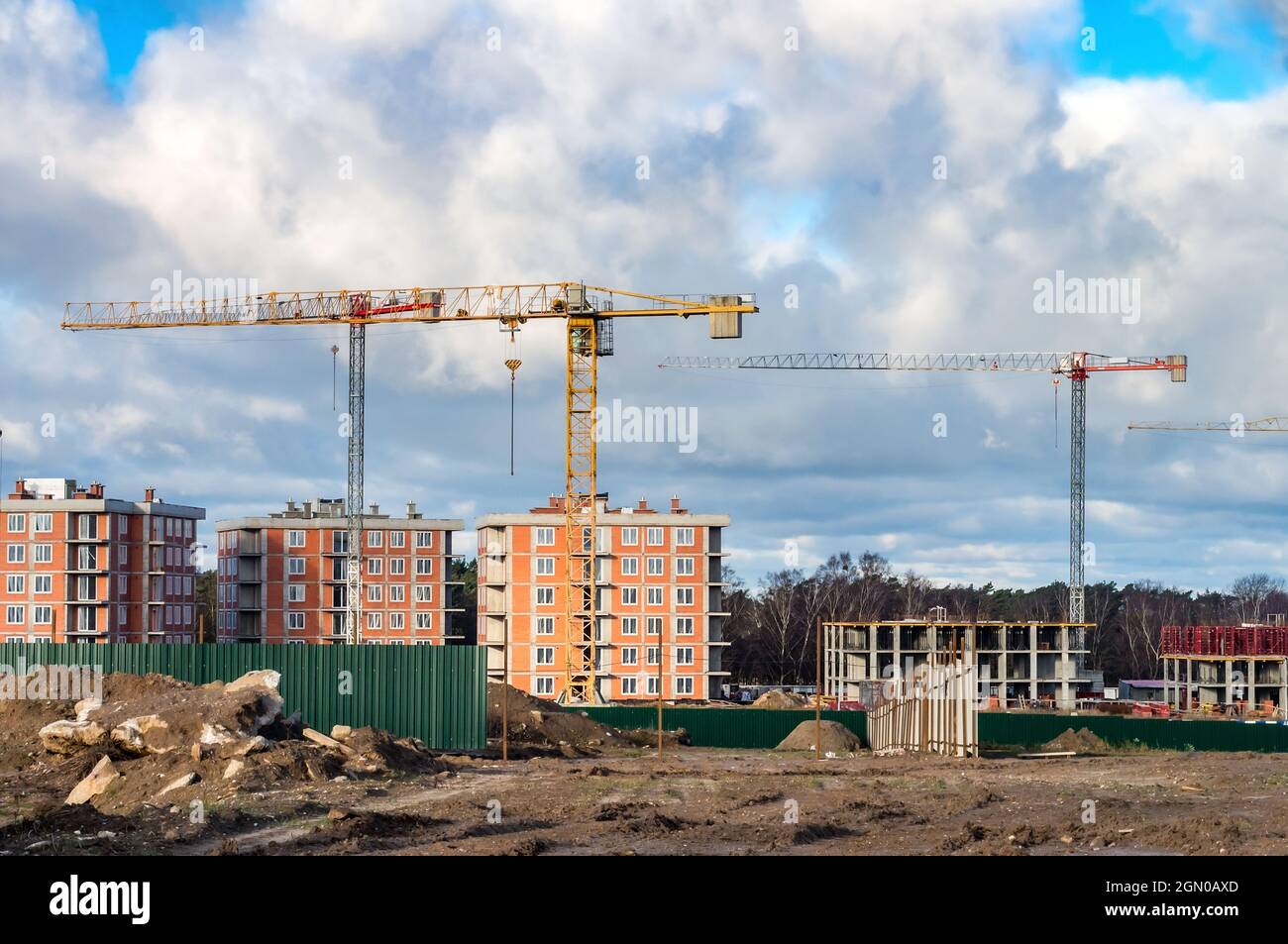 Region Königsberg, Russland, 29. November 2020. Bau von mehrstöckigen Häusern. Bau Kräne und Häuser. Bau eines Wohnblocks Stockfoto
