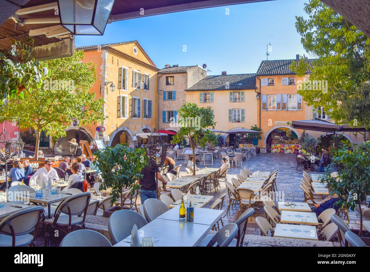 Valbonne, Frankreich. November 2019. Place des Arcades Stadtplatz im Dorf Valbonne, Blick bei Tag. Quelle: Vuk Valcic/Alamy Stockfoto