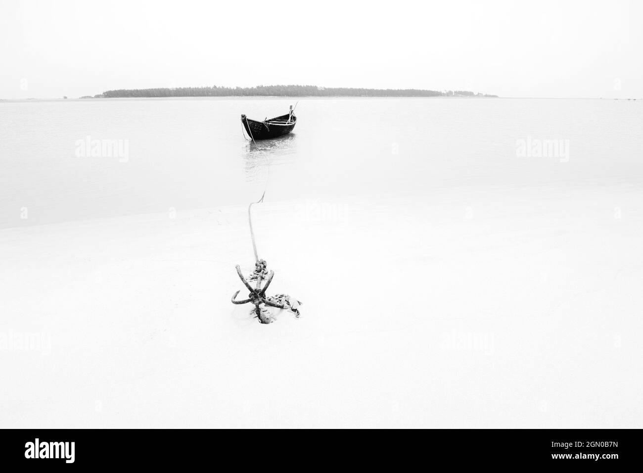 High-Key-Bild eines Bootes auf dem Wasser durch ein Seil mit einem Anker auf Flussbett gebunden. Tajpur, Westbengalen, Indien. Minimalistisches Bild mit Schwarzweiß. Stockfoto