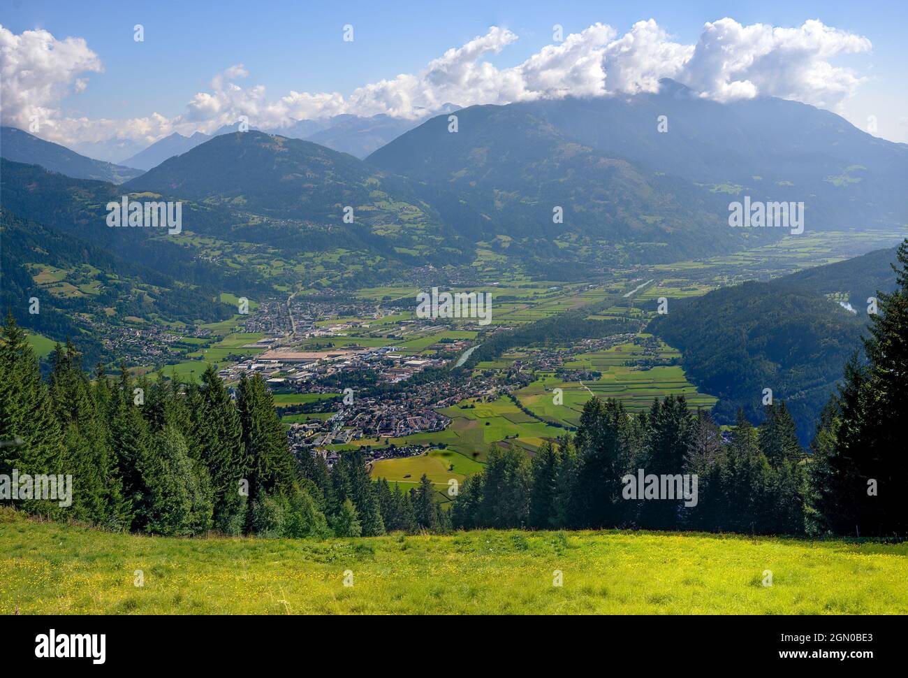 Blick von der Sternalp auf die Bezirkshauptstadt Lienz im Drautal bei Osttirol, Österreich Stockfoto