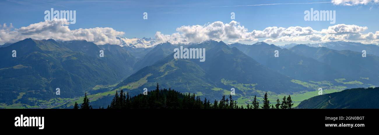 Panoramablick auf die hohen Tauern in der Region Pinzgau von Salzburg vom Berg Schmittenhöhe, Österreich Stockfoto
