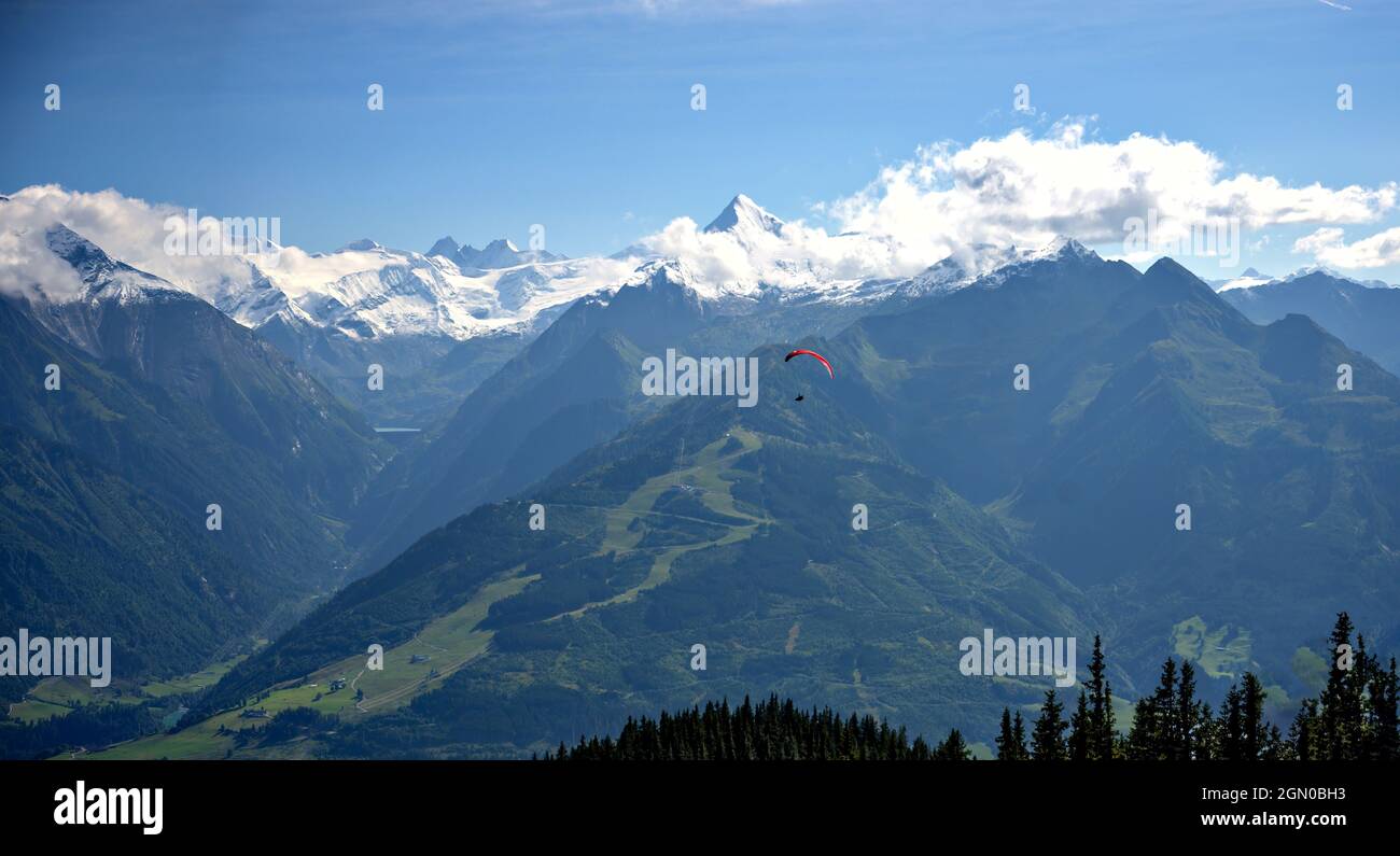 Blick vom Berg Schmittenhöhe auf das Panorama der teilweise verschneiten Gipfel der Hohen Tauern mit Kitzsteinhorn- und Glockner-Gruppe in Th Stockfoto