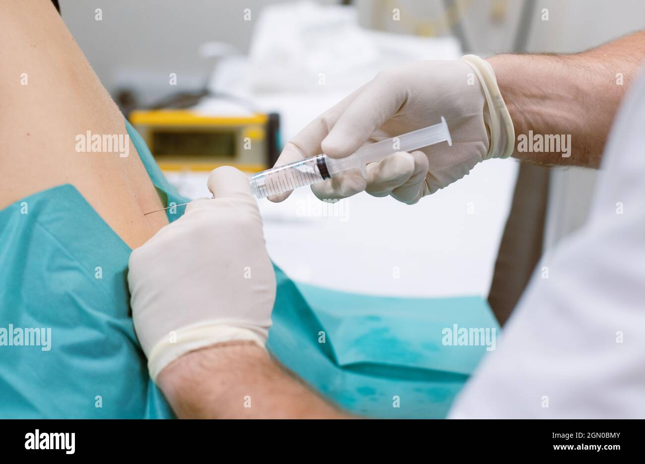 Orthopädischer Arzt, der Cortison in den Bandscheibenvorfall injiziert Stockfoto