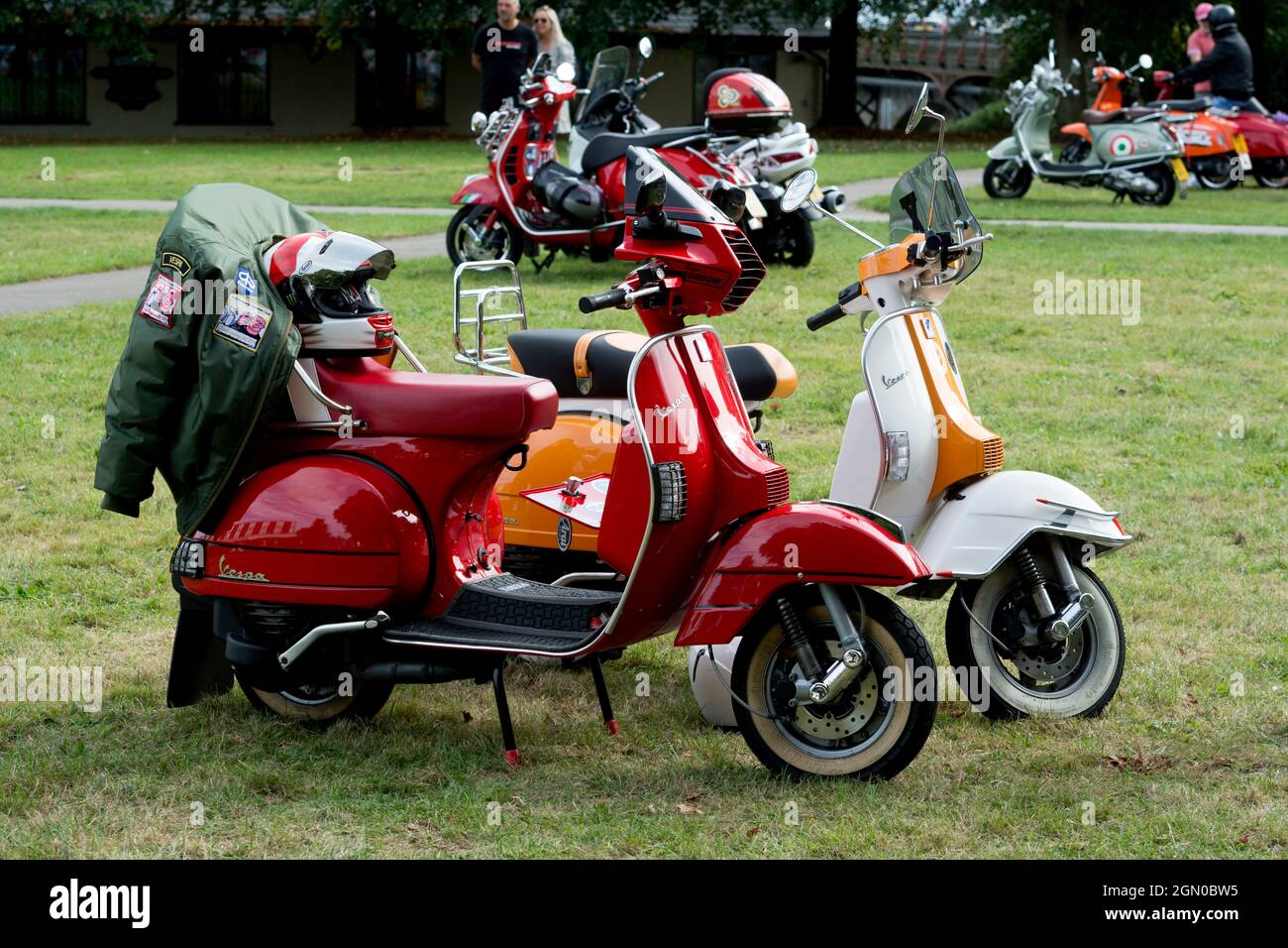 Vespa Motorroller geparkt in Stratford-upon-Avon, Großbritannien Stockfoto