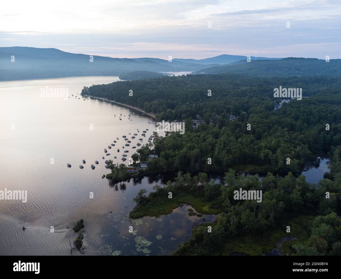 Luftaufnahme des neu entdeckten Lake in New Hampshire, USA bei Sonnenaufgang Stockfoto