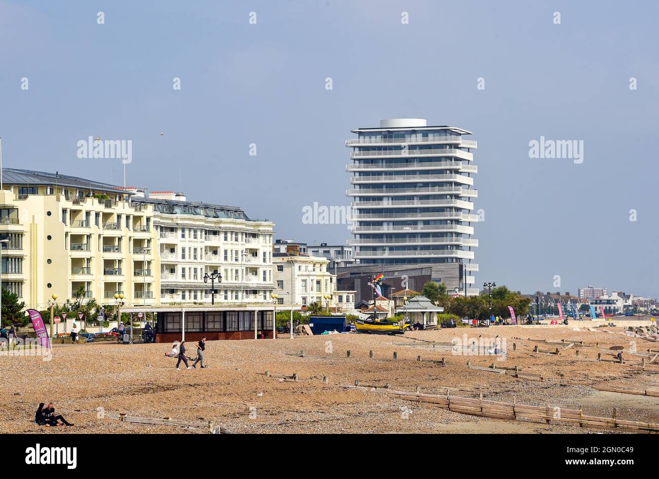 Worthing Strand und Meer mit den neu gebauten Bayside Apartments , West Sussex , England , UK Foto von Simon Dack aufgenommen Stockfoto