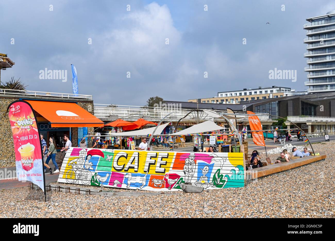 Das Coast Café im Künstlerviertel an der Strandpromenade Worthing , West Sussex , England , Großbritannien Stockfoto