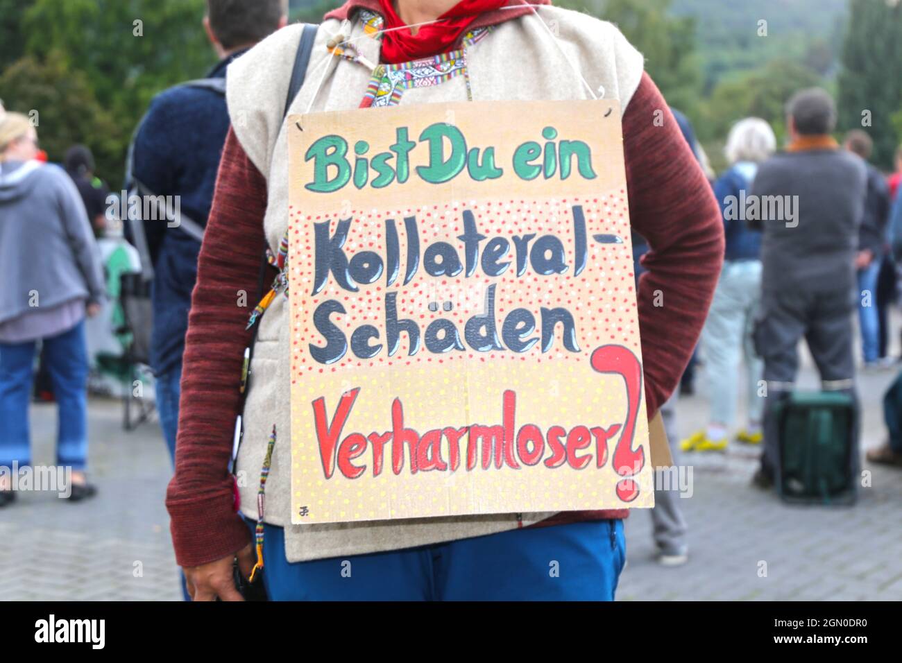 Montagsdemonstration gegen die Corona-Maßnahmen in Bad Dürkheim (Deutschland) Ein Demonstrator weist mit einem Schild auf den Kollateralschaden der Maßnahmen hin Stockfoto