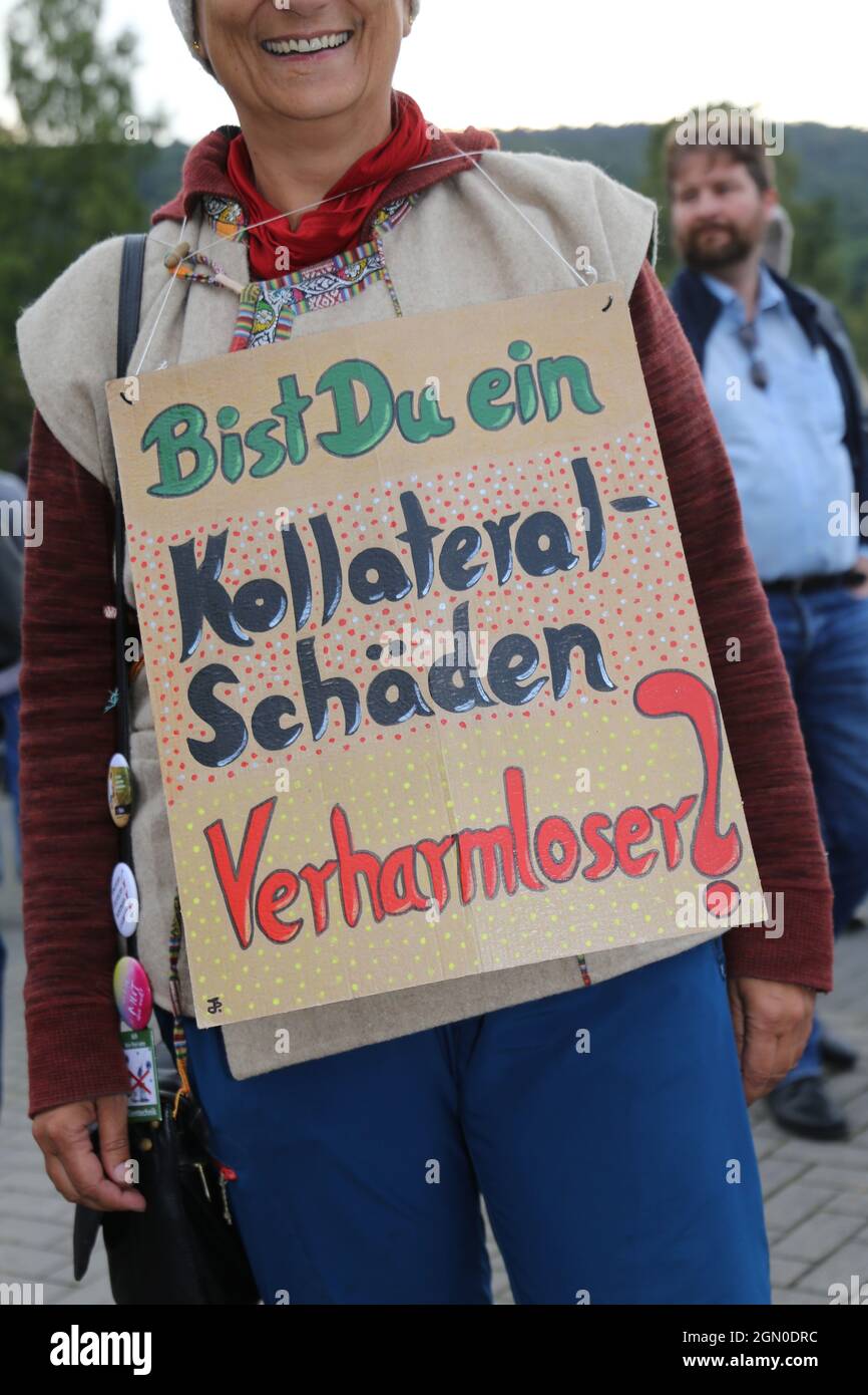 Montagsdemonstration gegen die Corona-Maßnahmen in Bad Dürkheim (Deutschland) Ein Demonstrator weist mit einem Schild auf den Kollateralschaden der Maßnahmen hin Stockfoto