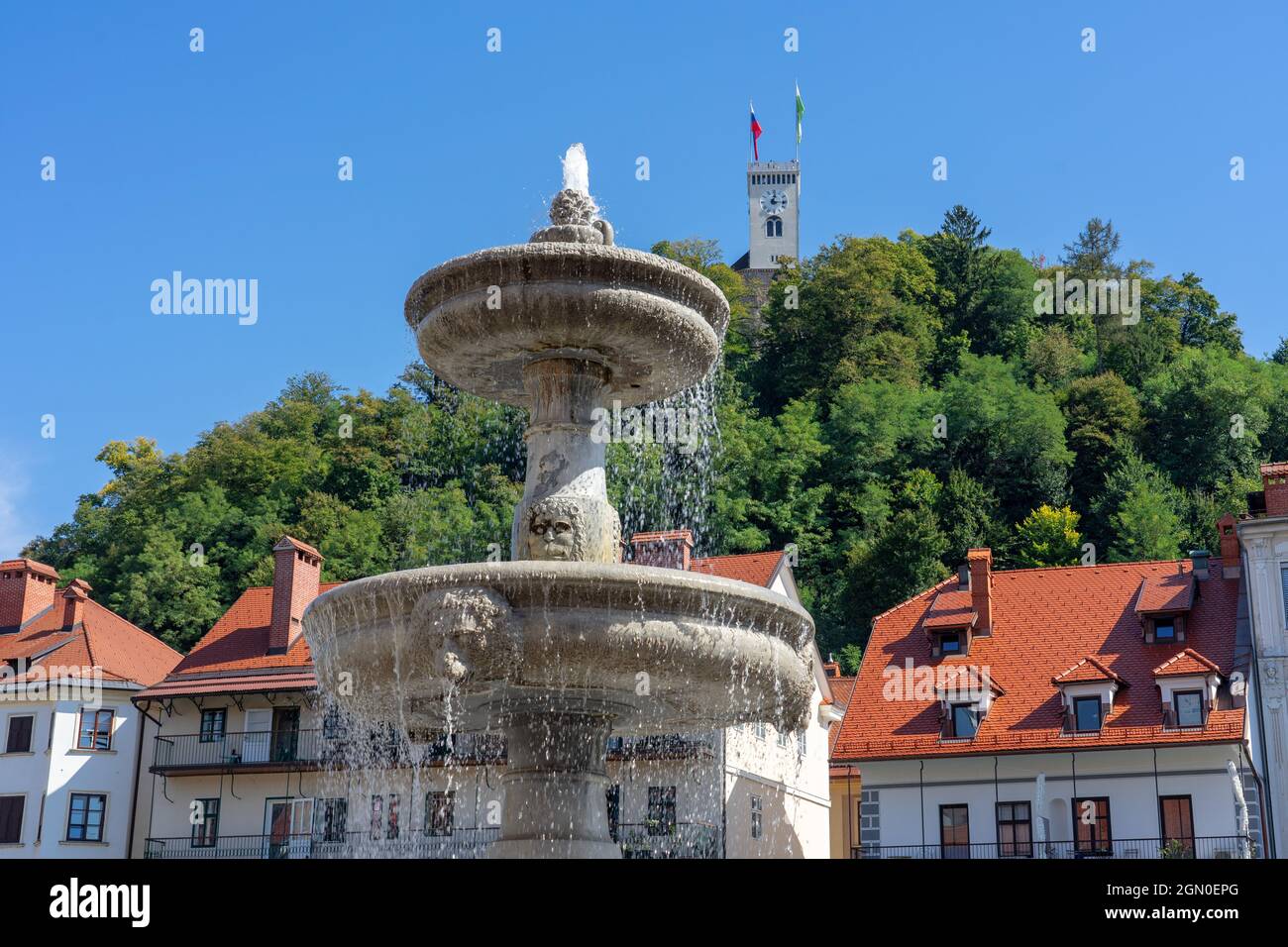 Ljubljana Brunnen auf Novi trg Platz mit Burg Hintergrund Stockfoto